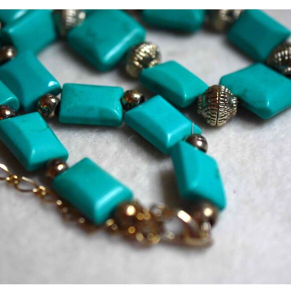Southwestern FauxTurquoise Chunky Silver Tone Beaded Chunky Gently Worn Necklace - Picture 3 of 5